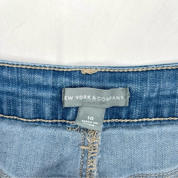 NEW YORK & COMPANY Denim Blue Women's Shorts Size 10 - Picture 11 of 12
